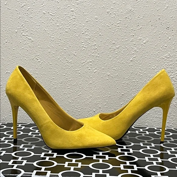 HOT TOMATO CAYENNE Canary Yellow Suede Stiletto Heels Size 7.5W EUC - Picture 3 of 9